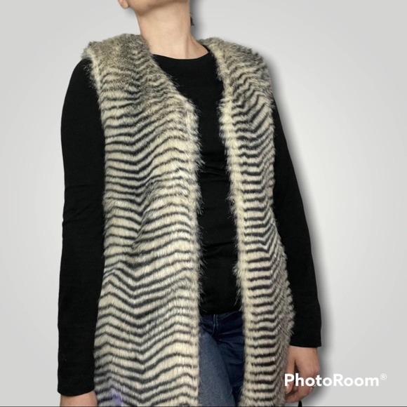 Betsey Johnson Black & White Zebra Stripe Faux Fur Boho Vest With Belt Size S - Picture 2 of 14